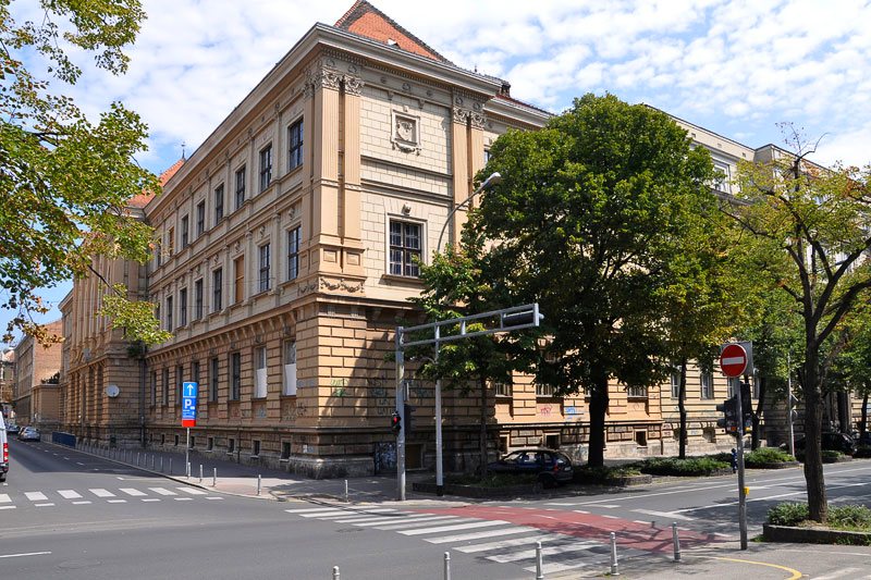 Palača Muške učiteljske škole (danas Ekonomski centar, do 1967. Klasična gimnazija) na uglu Klaićeve i Medulićeve ulice